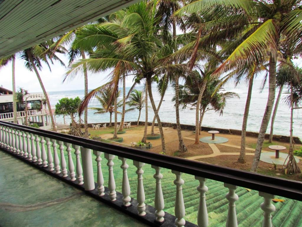 Miltons Beach Resort Унаватуна Экстерьер фото