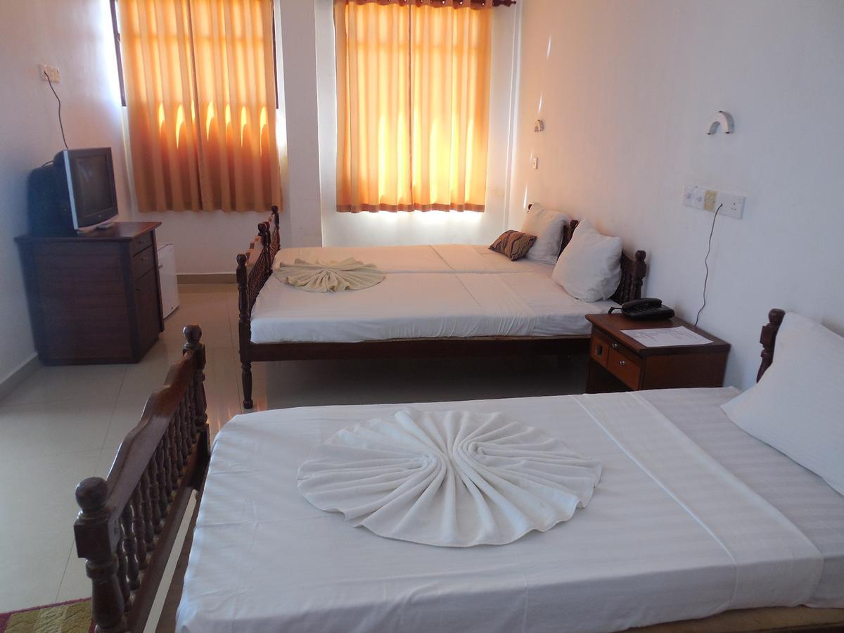 Miltons Beach Resort Унаватуна Экстерьер фото