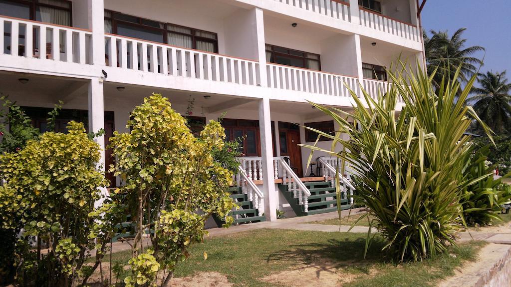 Miltons Beach Resort Унаватуна Экстерьер фото