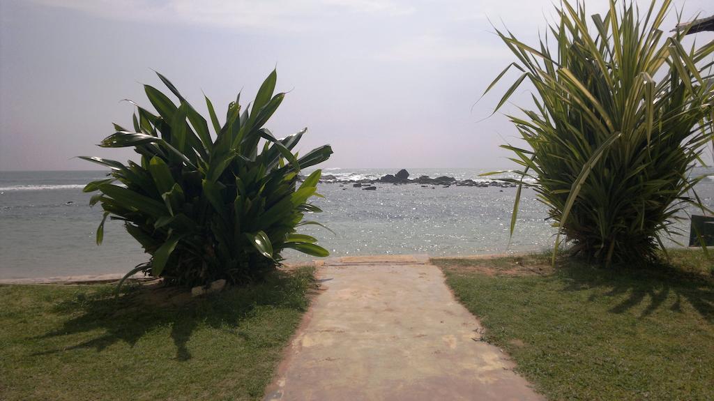 Miltons Beach Resort Унаватуна Экстерьер фото